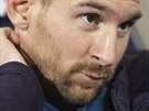 Lionel Messi z Barcelony se soustedí na zápas.
