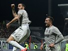 Leonardo Bonucci (vlevo) a Federico Bernardeschi se radují z gólu Juventusu.