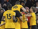 Fotbalisté Wolverhamptonu se radují z gólu proti  Manchesteru United.