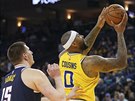 DeMarcus Cousins (vpravo) z Golden State obeel Nikolu Jokie z Denveru a...