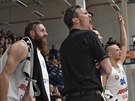 Díntí basketbalisté Jakub Krakovi (vlevo) a Luká Fetr (vpravo)  a jejich...