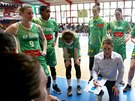 Martin Pospíil a basketbalistky KP Brno pi time outu
