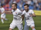Nemanja Kuzmanovi z Baníku Ostrava (vlevo) slaví gól proti Teplicím, gratuluje...