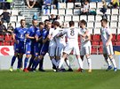 Hrái Karviné (v bílém) brání fotbalisty Olomouce pi standardní situaci.