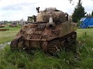 �lenov� Klubu 16. obrn�n� divize US Army obnovuj� americk� tank Sherman.