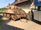 �lenov� Klubu 16. obrn�n� divize US Army obnovuj� americk� tank Sherman.