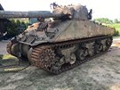 �lenov� Klubu 16. obrn�n� divize US Army obnovuj� americk� tank Sherman.
