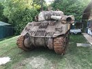 �lenov� Klubu 16. obrn�n� divize US Army obnovuj� americk� tank Sherman.