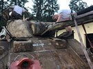 �lenov� Klubu 16. obrn�n� divize US Army obnovuj� americk� tank Sherman.