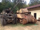 �lenov� Klubu 16. obrn�n� divize US Army obnovuj� americk� tank Sherman.