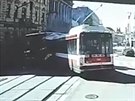 Trolejbus jel po kolejch a nhle zatoil, ukazuje video z palubn kamery