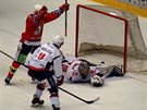 Chomutovský gólman Justin Peters inkasuje dalí gól v utkání s Pardubicemi.