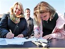 Lidé v Karlových Varech hromadn podepisují na demonstraci petici na podporu...