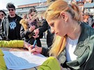 Lid v Karlovch Varech na demonstraci hromadn podepisuj petici na podporu...