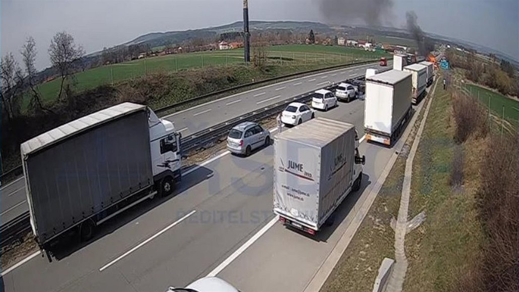 Požár auta uzavřel D1 na 66. kilometru ve směru na Prahu. (2. dubna 2019)