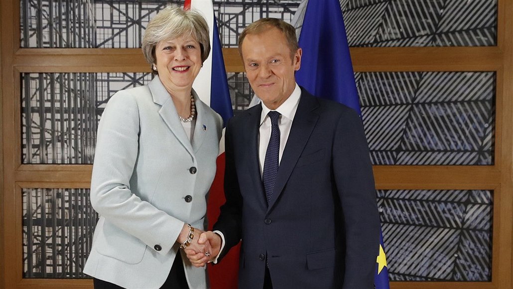 Britská premiérka Theresa Mayová a šéf evropských summitů Donald Tusk