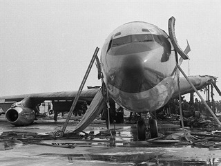 Pohled na kokpit, patrný je splasklý skluz. Boeing 707 společnosti BOAC...