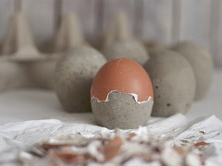 Beton nechte minimálně jeden den tvrdnout, nejdříve pak z něj opatrně sloupejte...