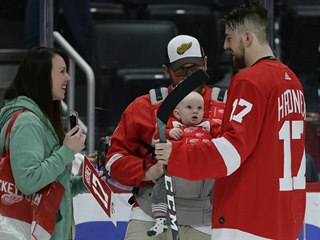 Český obránce ve službách Detroitu Filip Hronek hovoří s fanoušky.