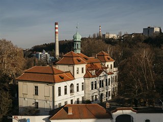 Místní barokní zámek byl vybudován na místě panského dvora mezi roky 1730 a...