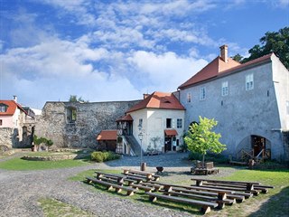 Vodní hrad Lipý založil rod Ronovců koncem 13. století.