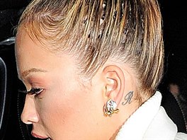 Zpvaka Rita Ora má na hlav zahutné prameny vlas napletené na její vlastní...
