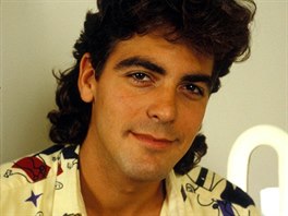Mladiký krasavec George Clooney si kdysi pstoval své tmavé kadee.