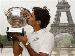 Roger Federer pzuje v Pai s trofej pro vtze Roland Garros.
