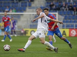 Slovck kapitn Vlastimil Danek (vlevo) odehrv balon ped plzeskm Aleem...