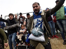 Migranti a uprchlci, kte protestovali ve mst Diavota v ecku. (5. dubna...