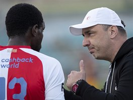 Slávistický stoper Michael Ngadeu-Ngadjui přijímá pokyny od trenéra Jindřicha...