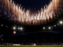 Tottenham otevel nový stadion monstrózní ohnivou show.