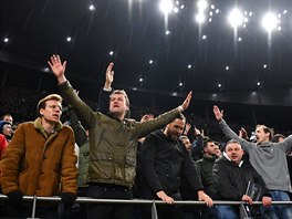 Fanouci Tottenhamu bhem prvního ligového utkání na zbrusu novém stadionu.