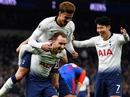 Fotbalisté Tottenhamu slaví druhý gól v úvodním ligovém utkání na novém...