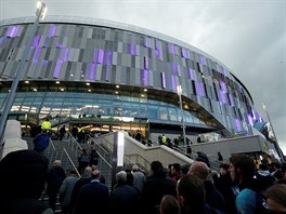 Fanouci Tottenhamu picházejí na první ligový zápas na zbrusunovém stadionu.