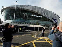 Fanouci si fotí nový stadion Tottenhamu ped jeho slavnostním otevením v...
