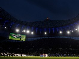 Slavnostní nástup ped prvním zápasem fotbalist Tottenhamu na novém stadionu....