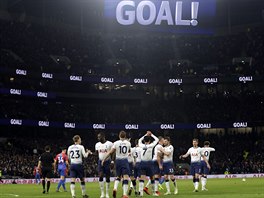 Fotbalisté Tottenhamu oslavují vstelenou branku v prvním utkání na novém...