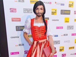 Rakouský zpvák Conchita Wurst se rád pedvádí v dámských modelech.