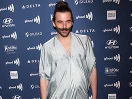 Kadeník Jonathan Van Ness a jeho outfit na veer.