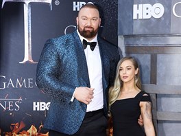 Thor Björnsson s manelkou Kelsey Hensonovou na premiée závrené ady seriálu...