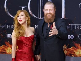 Kristofer Hivju s manelkou Molvaer Hivjuovou na premiée závrené ady...