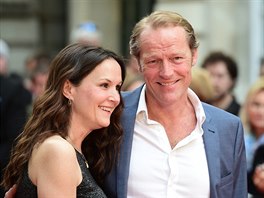 Iain Glen s partnerkou Charlotte Emmersonovou (Londýn, 11. dubna 2016)