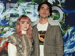 Maisie Williamsová s pítelem Olliem Jacksonem (KENZO show, Paris Fashion Week,...