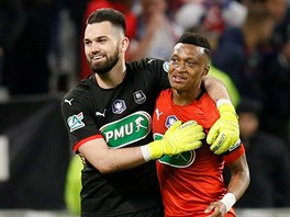 Tom Koubek (vlevo) a Mexer oslavuj postup Rennes pes Lyon.