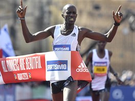 Kean Benard Kimeli probíhá vítzn cílem Praského plmaratonu