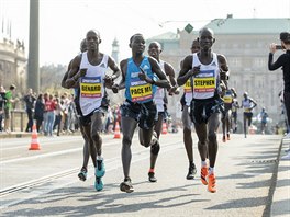 Momentka z Praského plmaratonu, vlevo je Benard Kimeli.