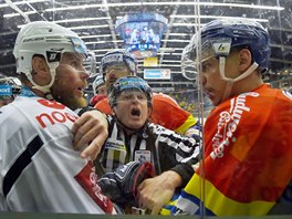 Chomutovsk Radek Duda (vlevo) a Roman Pikryl z eskch Budjovic v potyce.