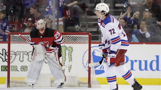 Filip Chytil z NY Rangers a brank MacKenzie Blackwood z New Jersey.