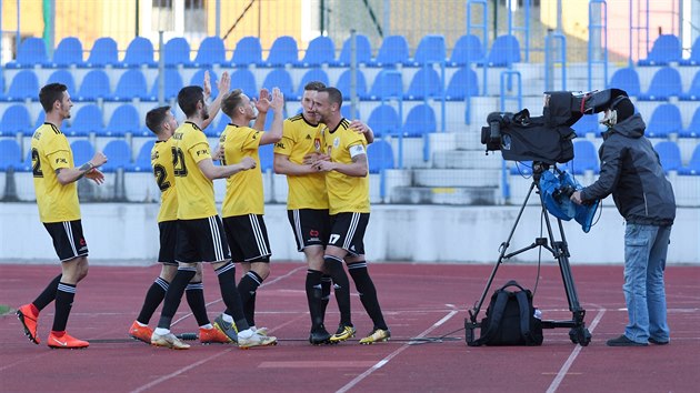 Glov radost budjovickch fotbalist. Vpravo je Ji Kladrubsk.